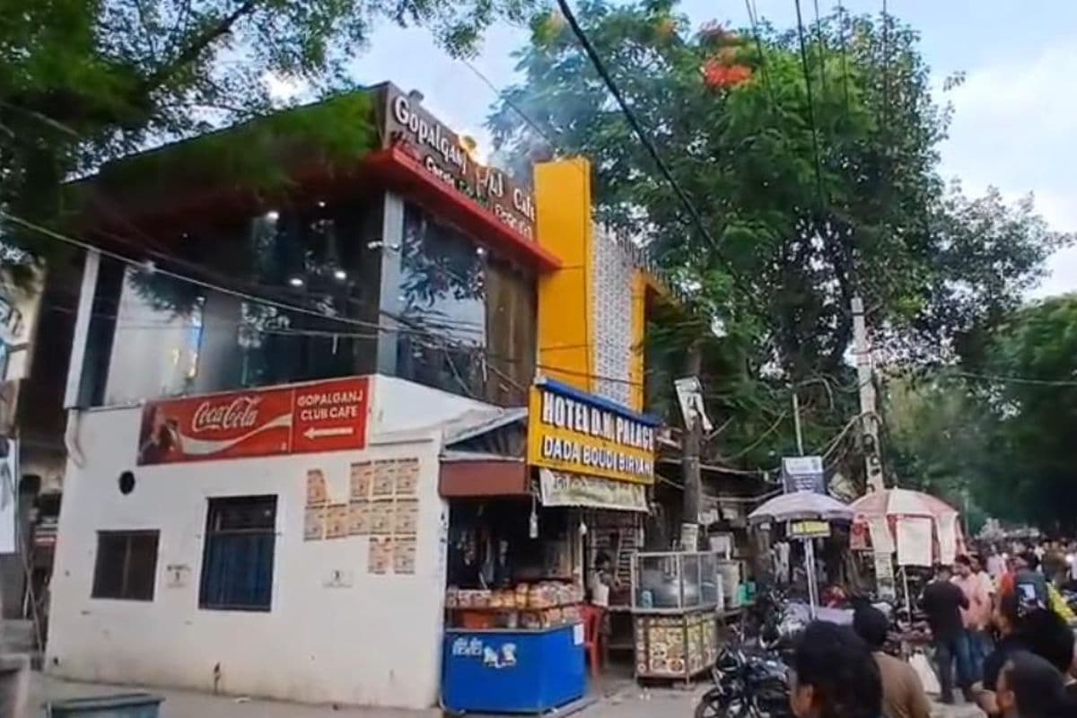 गोपालगंज में कैफे में लगी आग, पोस्ट ऑफिस चौक पर अफरा-तफरी, शॉर्ट सर्किट से हुआ हादसा