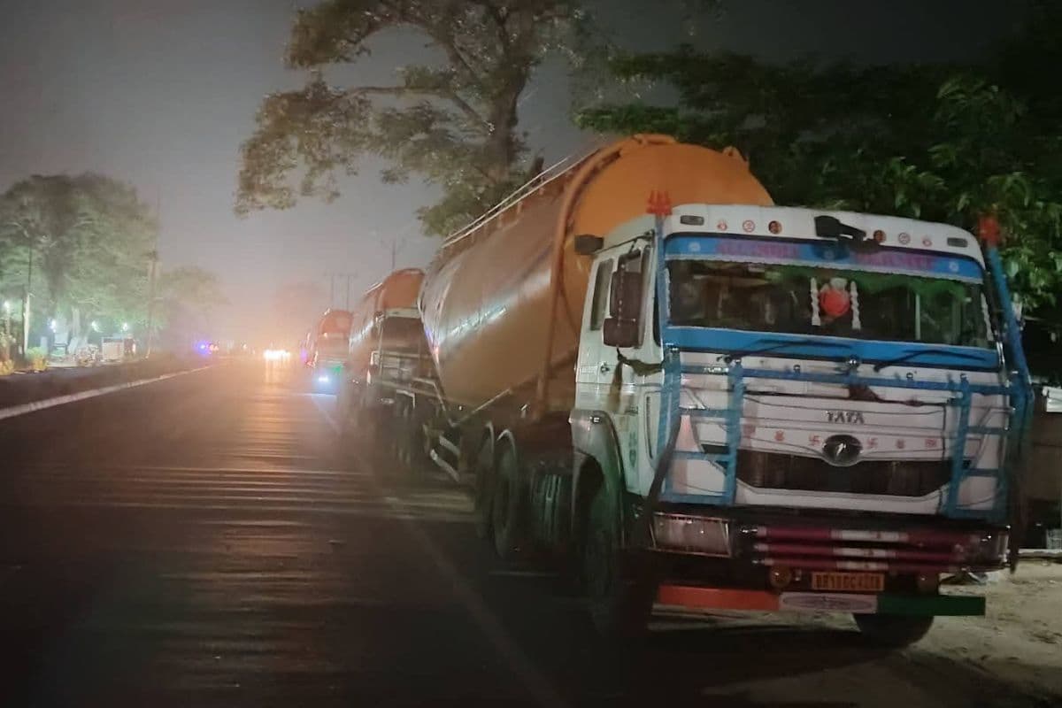 3 थानाध्यक्षों की सड़क हादसों में मौत के बाद भी नहीं जागा प्रशासन, बेगूसराय में सड़क किनारे अब भी खड़े हो रहे ट्रक
