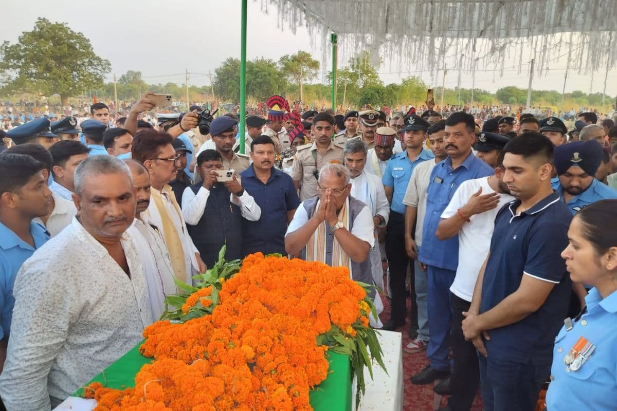 शहीद शुभम का पार्थिव शरीर पहुंचा गांव, अंतिम दर्शन को उमड़ा जनसैलाब, पूरे सैन्य सम्मान के साथ दी गयी अंतिम विदाई
