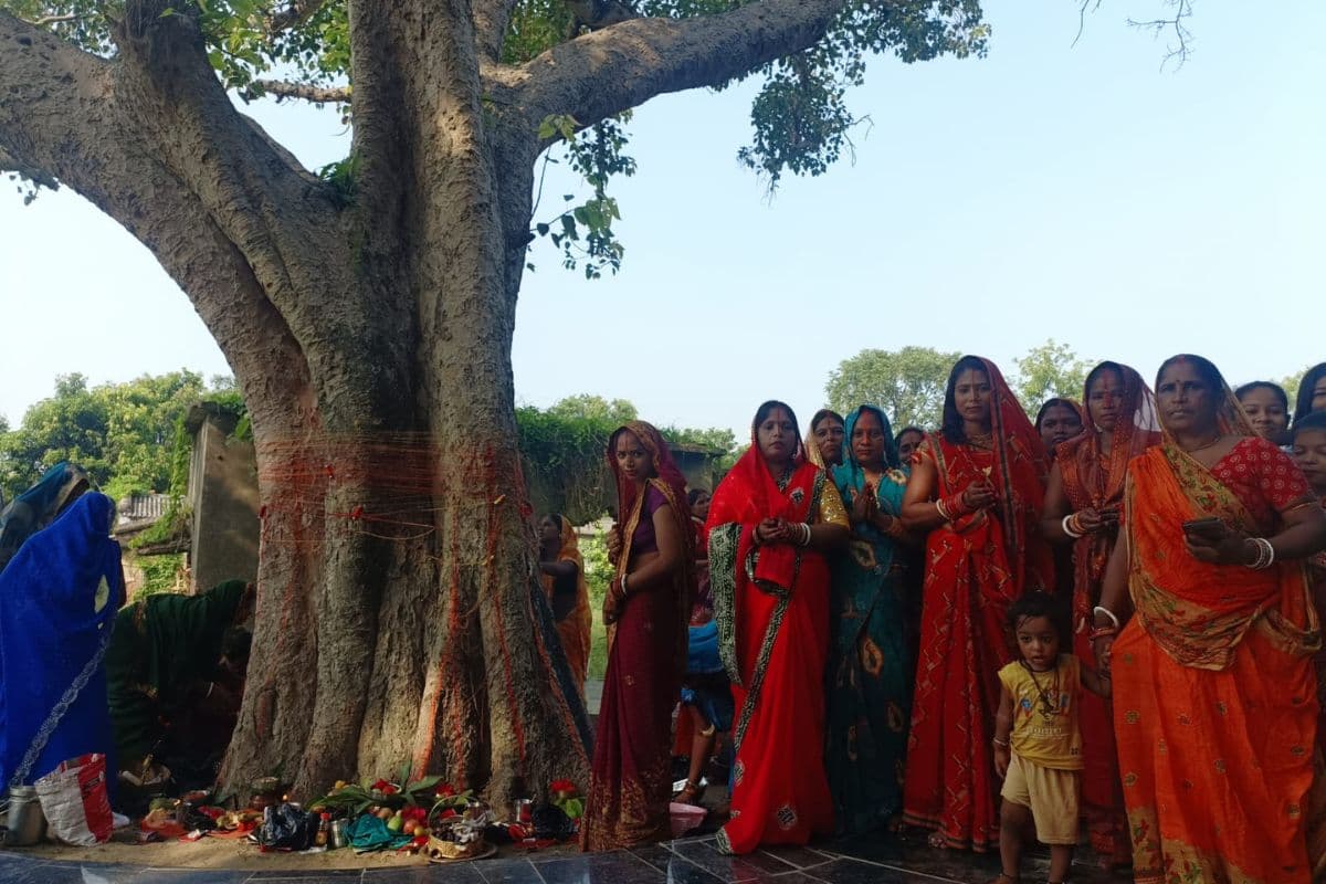 बेगूसराय: सोमवती अमावस्या पर आस्था का सैलाब, सुहागिनों ने की पति की लंबी उम्र की कामना