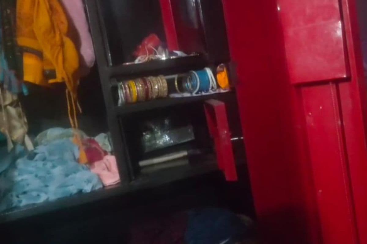 वैशाली में घर का ताला तोड़ लाखों की चोरी, पुलिस को घटनास्थल से मिला संदिग्ध मोबाइल