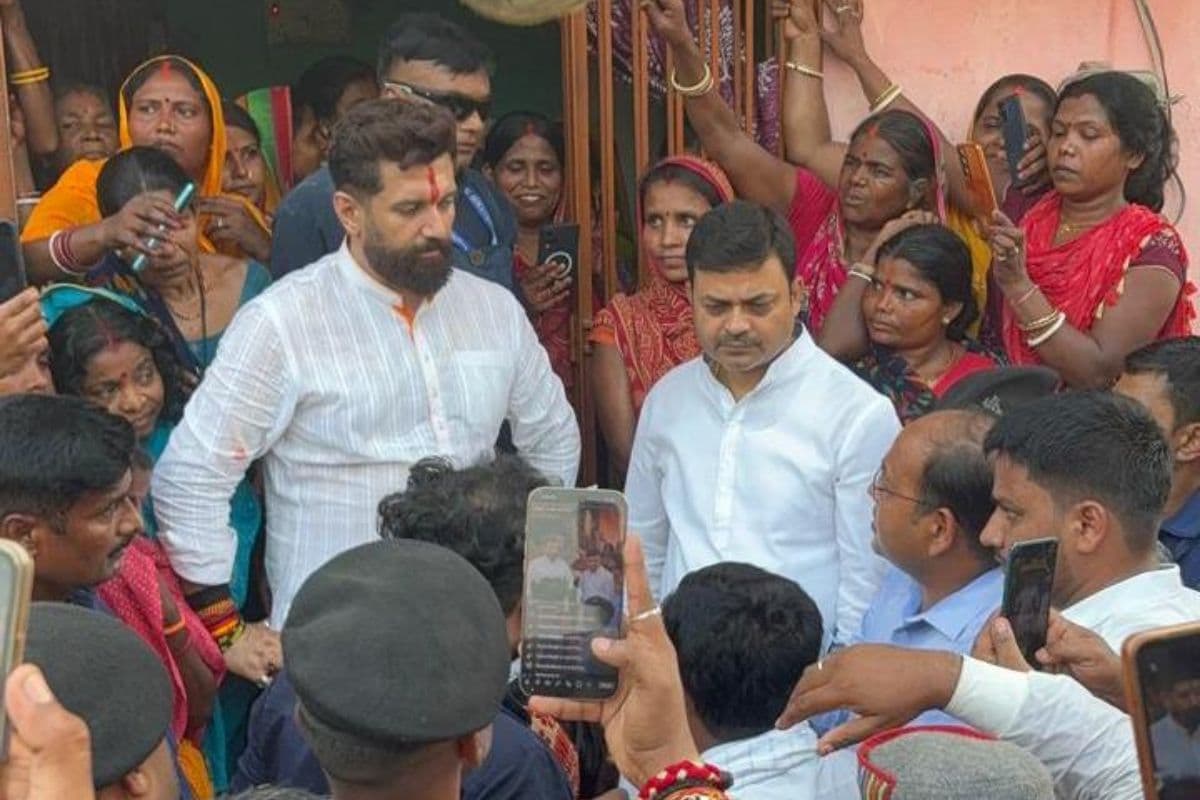 हाजीपुर में अग्निपीड़ित परिवारों से मिले चिराग पासवान, हरसंभव मदद का दिया भरोसा