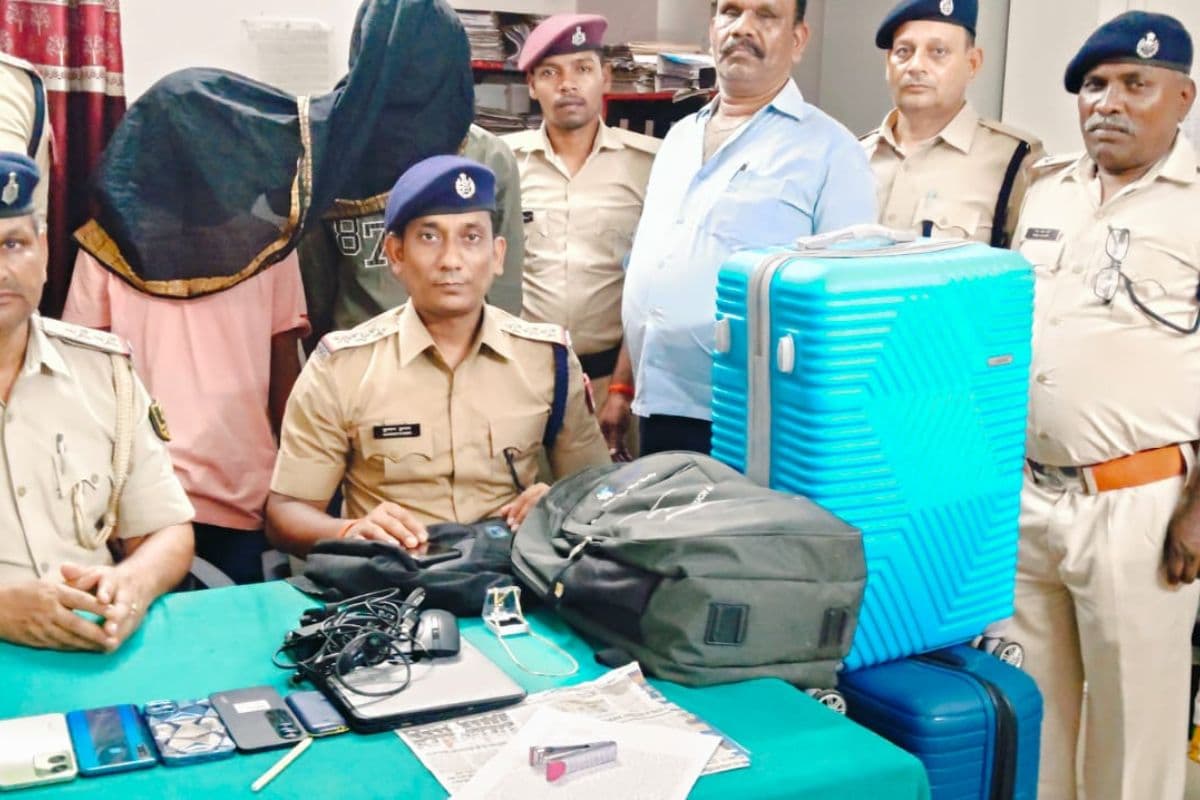 बक्सर में ट्रेन चोर गिरोह का पर्दाफाश, 10 मामलों का हिस्ट्रीशीटर सूरज गुप्ता समेत दो शातिर गिरफ्तार