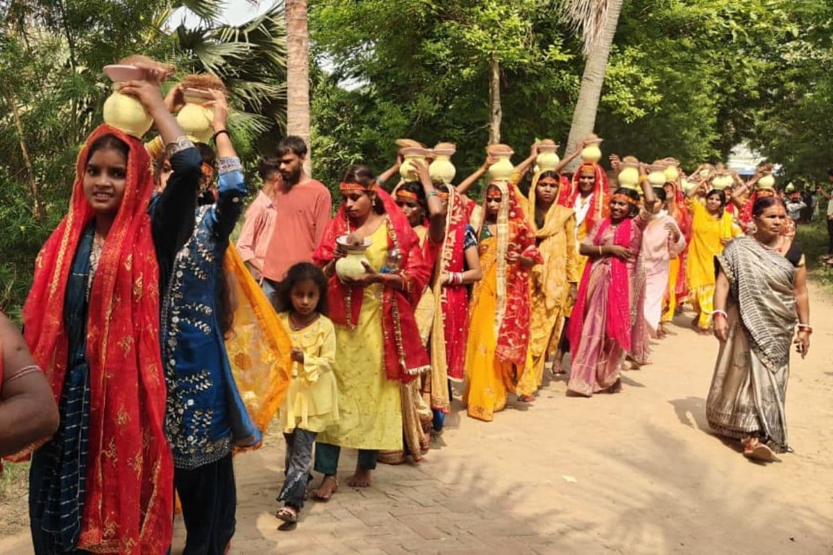 बिंद में 1100 कन्याओं ने निकाली भव्य धार्मिक शोभायात्रा, जयघोष और श्रद्धा से गूंजा मीराचक गांव
