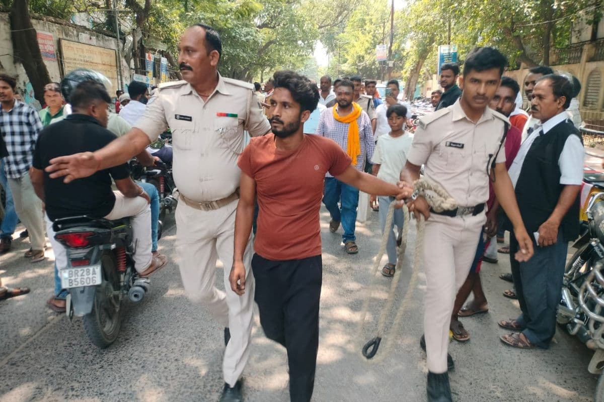गोपालगंज कोर्ट से पेशी के दौरान पुलिस को चकमा देकर भागे दो कैदी, एक दबोचा गया, दूसरे की तलाश जारी