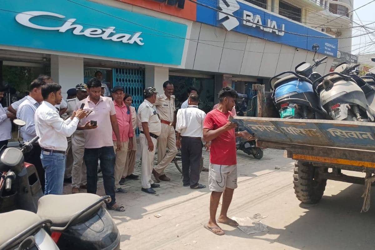 सीवान नगर परिषद का बड़ा एक्शन, सड़क पर खड़ी ओला की दर्जनों बाइक जब्त