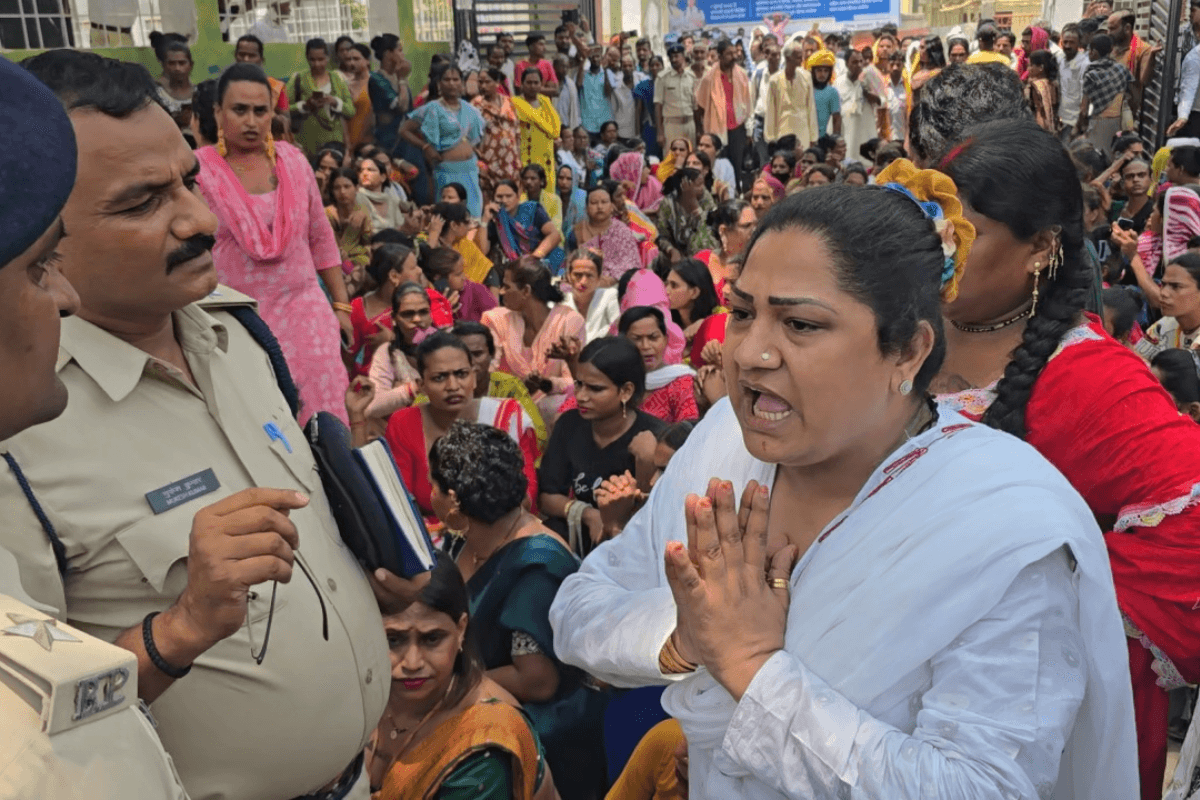 हाजीपुर में 1.5 करोड़ की महा-लूट पर एसपी दफ्तर के बाहर सैकड़ों किन्नरों का भयंकर हंगामा; दी देशव्यापी आंदोलन की चेतावनी