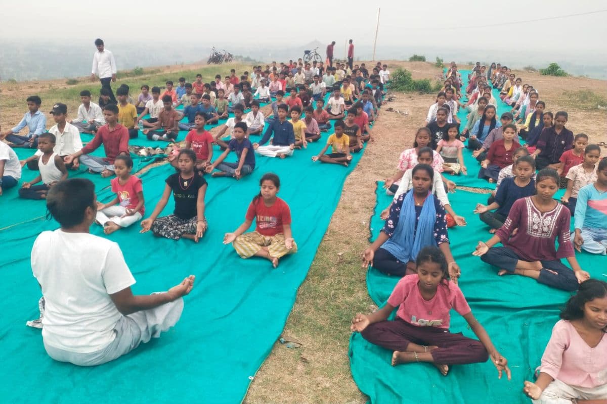 चांदी वृंदावन पहाड़ पर पांच दिवसीय योग शिविर जारी, डायबिटीज से लेकर कमर दर्द तक, योग है बेहतर स्वास्थ्य का आधार