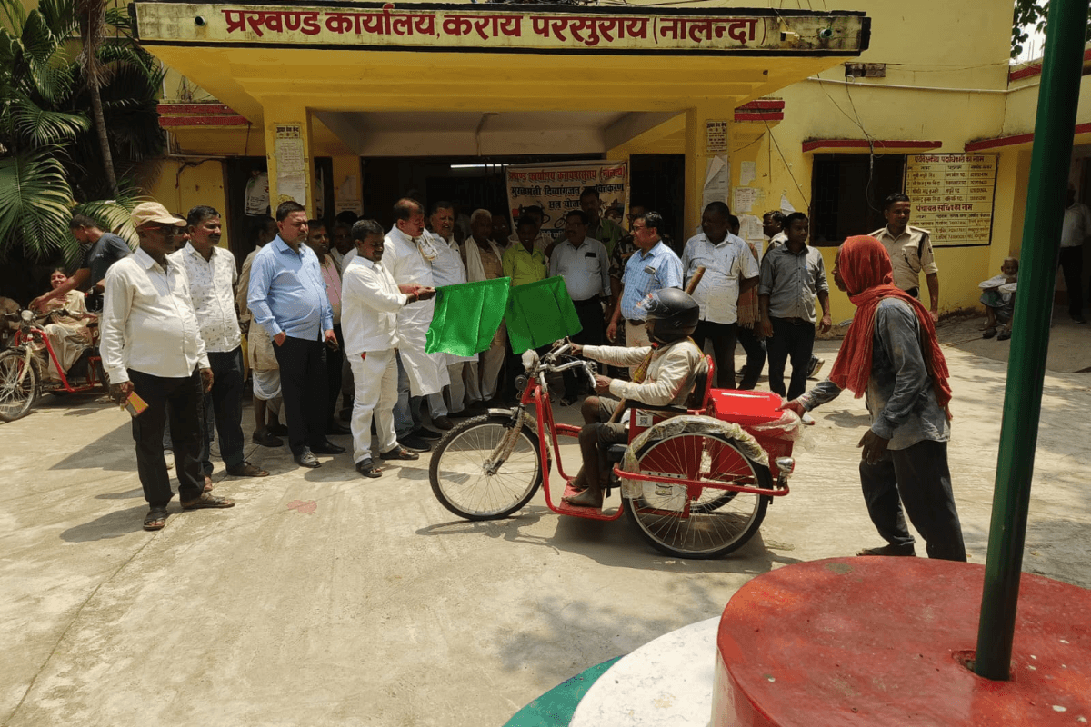 नालंदा के करायपरसुराय 22 दिव्यांगों में बांटी गई बैटरी ट्राई साइकिल; विधायक बोले "मुख्यधारा से जुड़ेंगे लोग"