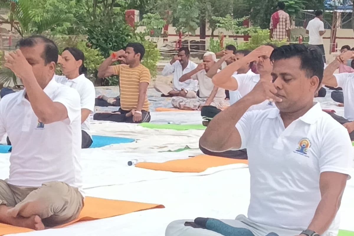 अंतर्राष्ट्रीय योग दिवस 2026: श्यामा सरोवर पार्क में योग शिविर, डीएम सहित अधिकारियों ने किया अभ्यास