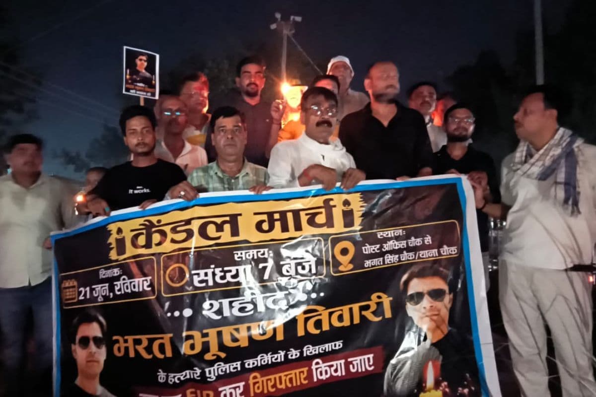भरत तिवारी एनकाउंटर मामले में न्याय की मांग, गोपालगंज में युवाओं ने निकाला कैंडल मार्च