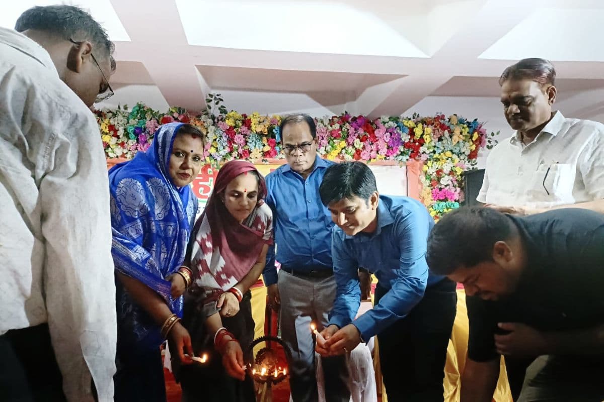 सशस्त्र झंडा दिवस: एक शाम शहीदों के नाम, सांस्कृतिक कार्यक्रम में देशभक्ति गीतों पर झूम उठे दर्शक