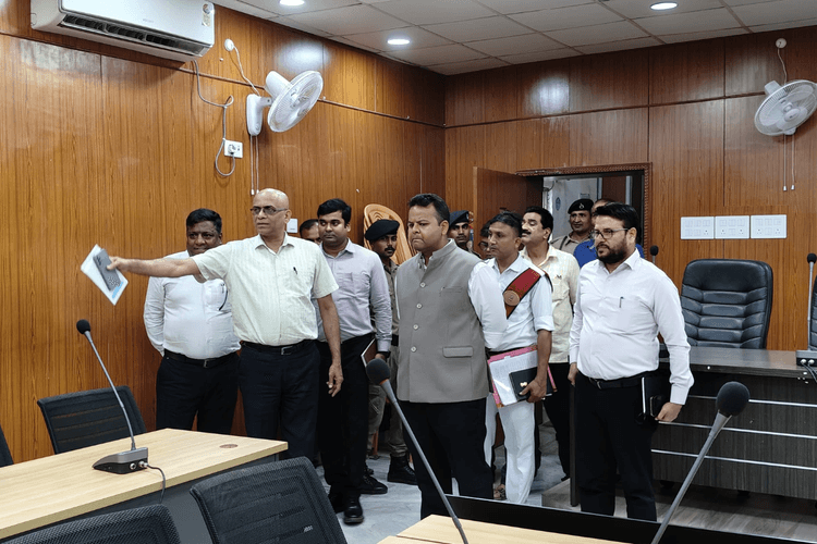 गोपालगंज के नए DM समीर सौरभ संभालते ही एक्शन में: समाहरणालय की शाखाओं का औचक निरीक्षण