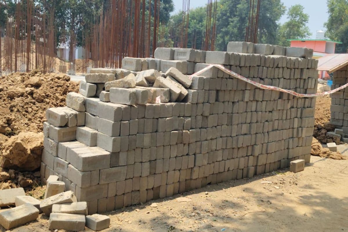 करोड़ों की सरकारी परियोजना पर विवाद, सरकारी भवन में घटिया ईंटों के इस्तेमाल का आरोप