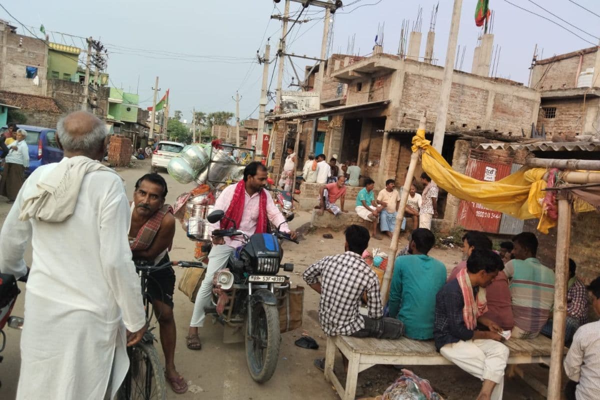 एनएच-80 पर खड़े हाइवा से टकराई बाइक, दो की मौत