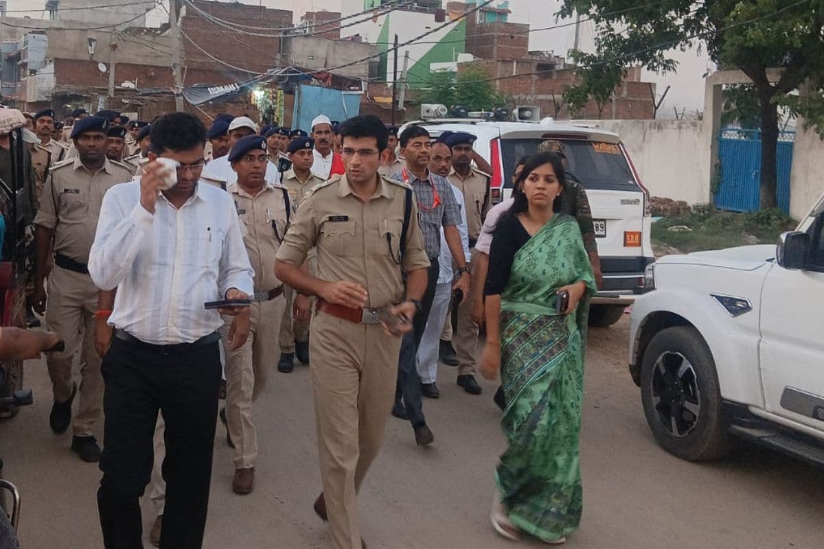 मोहर्रम पर्व से पहले बिहारशरीफ में फ्लैग मार्च, डीएम-एसपी ने शहर में किया फ्लैग मार्च, अफवाह फैलाने वालों को चेतावनी