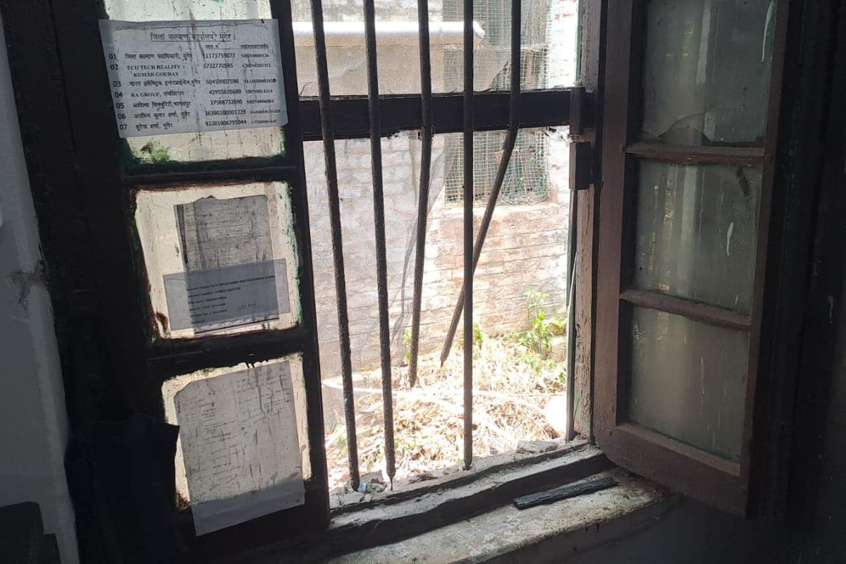 सरकारी कार्यालय को चोरों ने बनाया निशाना, सीसीटीवी बंद कर लाखों के सामान पर किया हाथ साफ