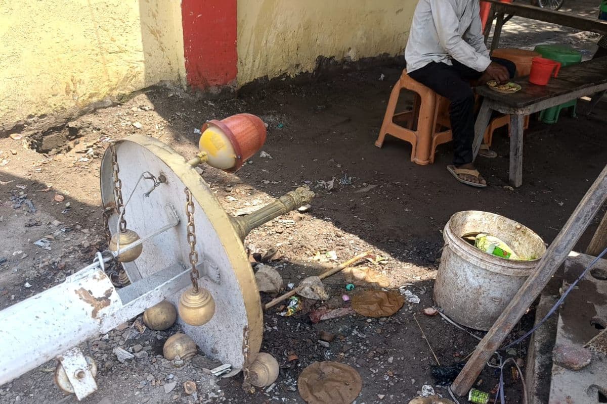 छपरा जंक्शन पर कचरे के बीच पड़ा मिला अशोक स्तंभ युक्त ध्वज, रेल प्रशासन की लापरवाही पर उठे सवाल