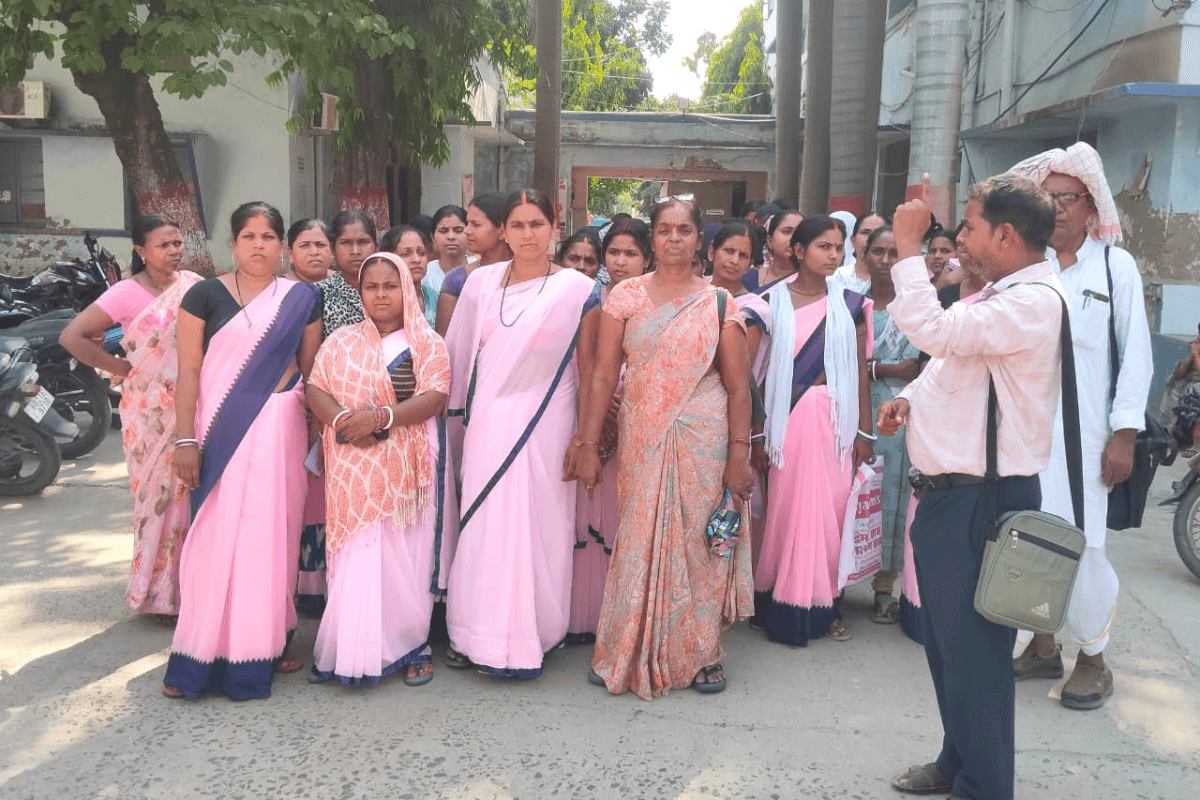 बिहारशरीफ में आशा कार्यकर्ताओं का सिविल सर्जन के खिलाफ प्रदर्शन; बाहरी महिलाओं से डिलीवरी कराने का आरोप