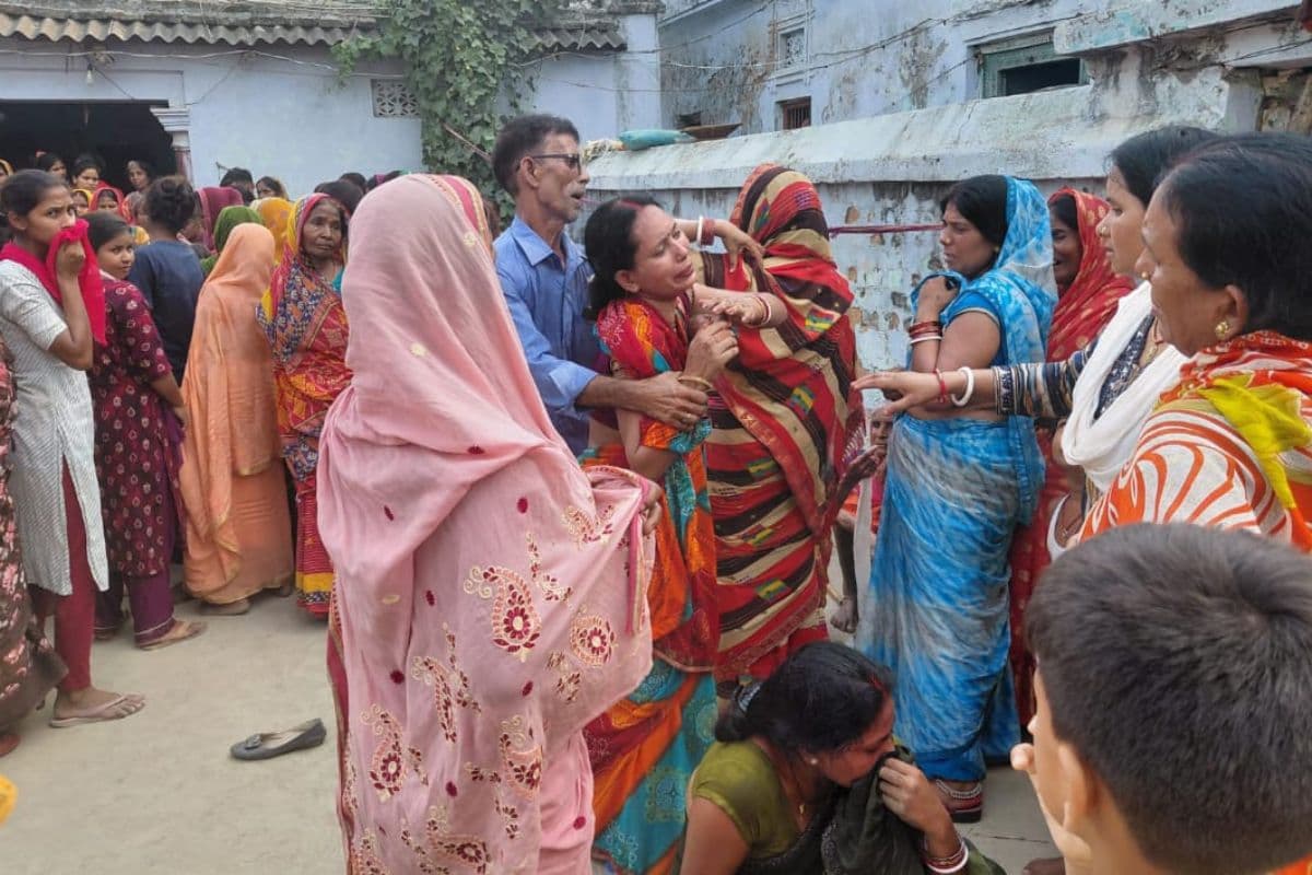 सीवान में भीषण सड़क दुर्घटना, घायल पति को देखने जा रही महिला की सड़क हादसे में मौत