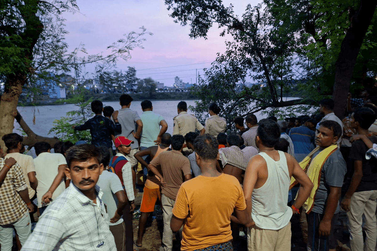 राजगीर के पंडितपुर में बड़ा सस्पेंस! फोरलेन किनारे कीचड़ भरे गड्ढे से मिली लाश; शरीर पर सिर्फ गंजी-लुंगी