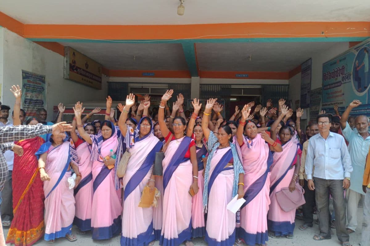 सदर अस्पताल में शहरी आशा कार्यकर्ताओं का फूटा गुस्सा, काम नहीं मिलने पर जमकर नारेबाजी