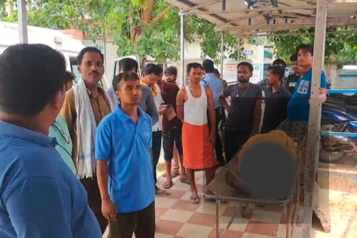 सड़क किनारे लगे लोहे के पोल में उतर रहा था करंट, मवेशी से बचने के चक्कर में दुकानदार की गई जान