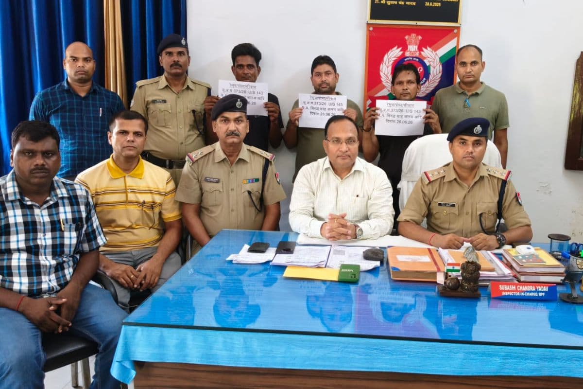 सीवान जंक्शन पर RPF का एक्शन, तत्काल टिकटों की कालाबाजारी करने के आरोप में तीन गिरफ्तार