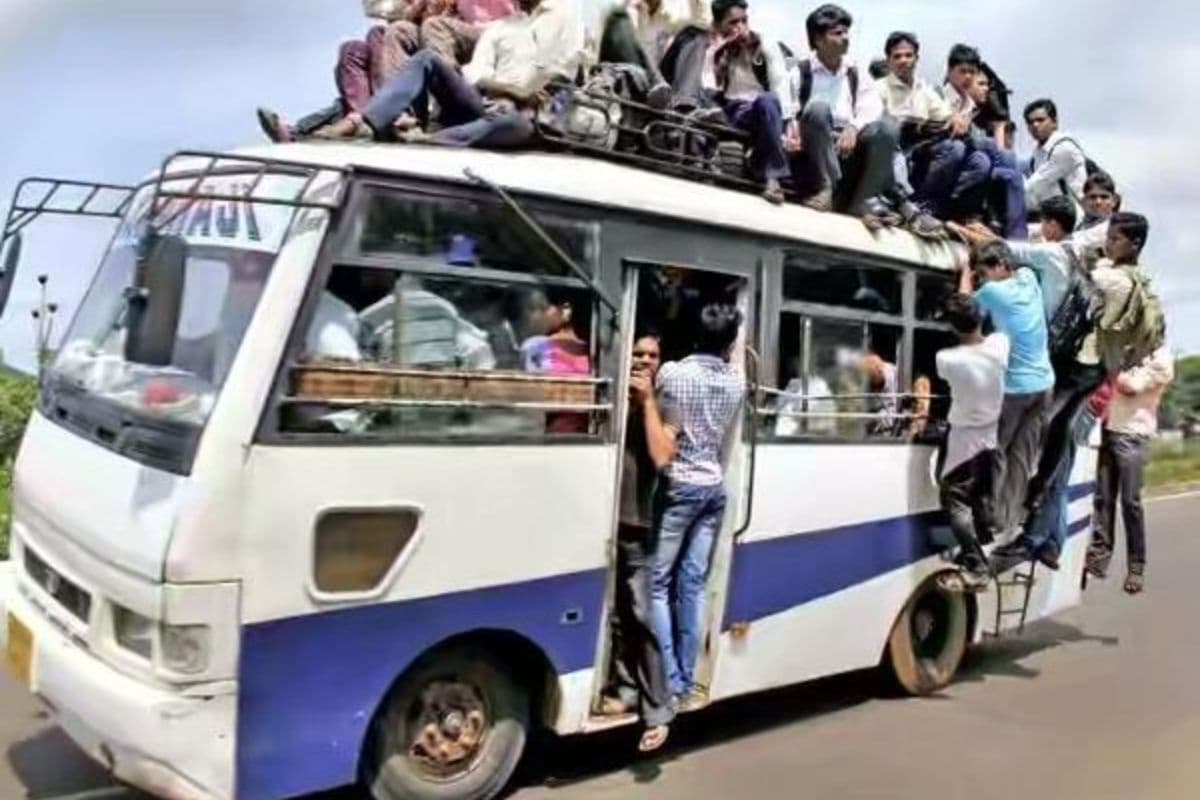 मेसकौर में ओवरलोड वाहनों का आतंक, वाहनों के अंदर नहीं मिली जगह तो छत पर बैठाए जा रहे यात्री