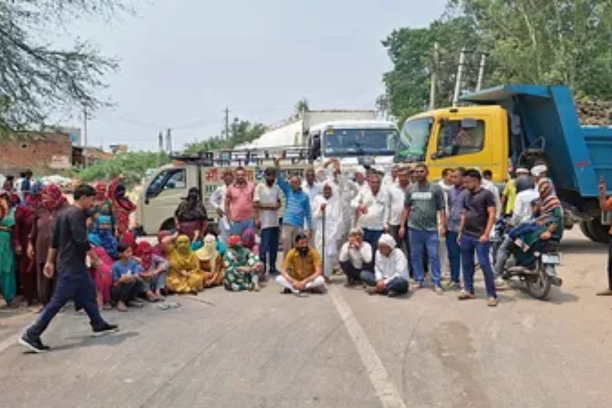 शेखपुरा में बिजली कटौती के खिलाफ प्रदर्शन, 18 से 20 घंटे बिजली गुल, गुस्साए ग्रामीणों ने किया सड़क जाम