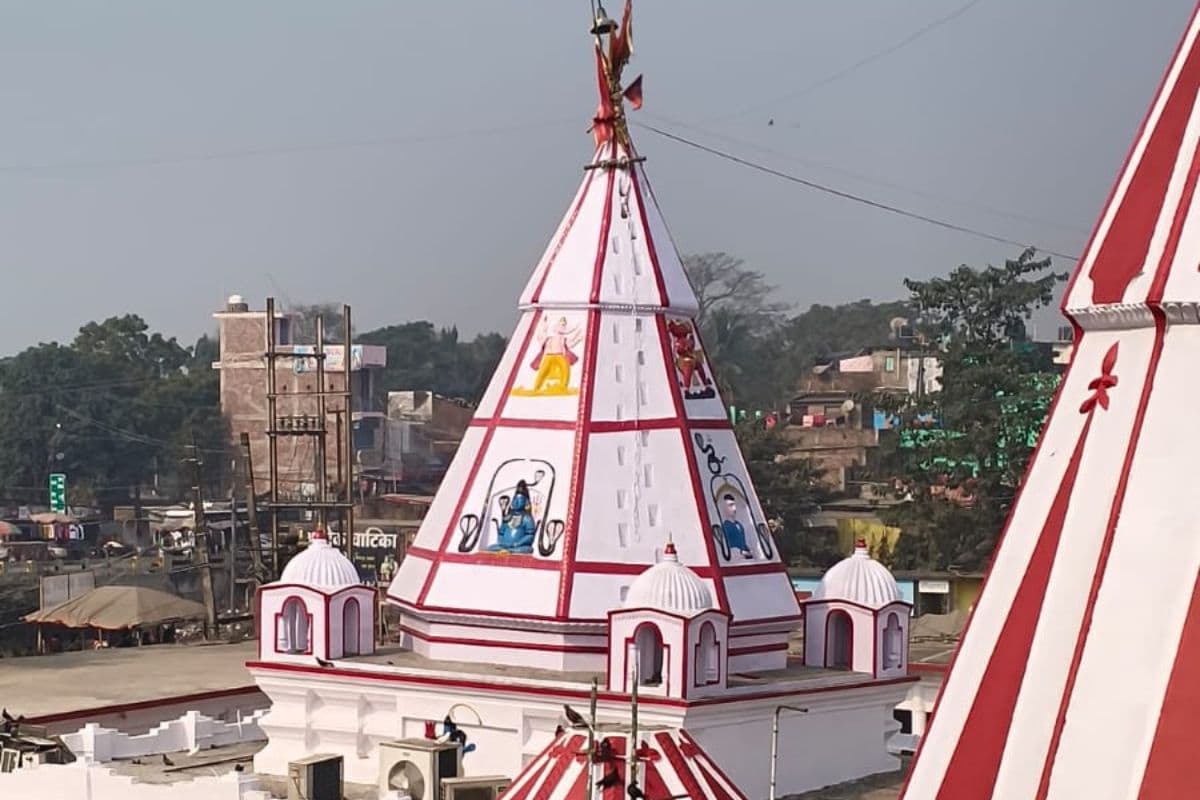 Madhepura Religious News: बाबा सिंहेश्वर नाथ मंदिर में आज विशेष पूजा-अर्चना, शाम को होगा भव्य श्रृंगार और आरती