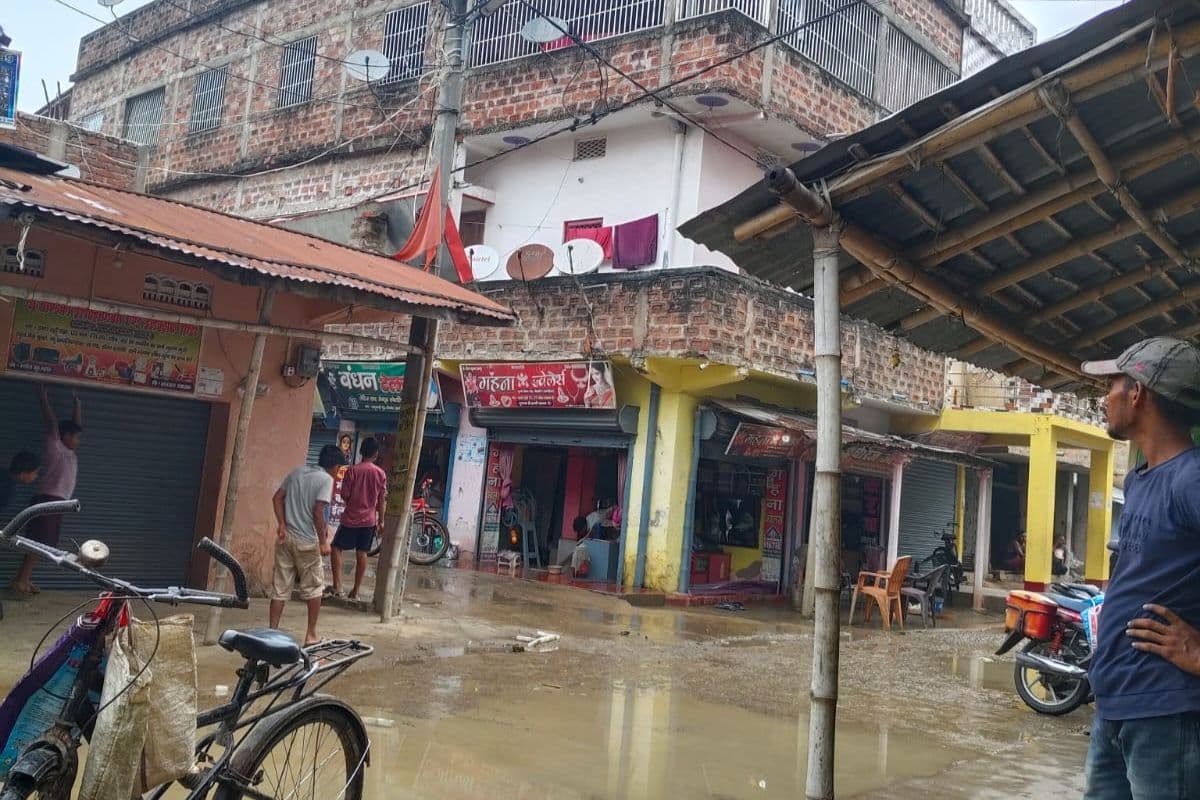 राहत के साथ आफत लाई बारिश: बेलदौर में झमाझम बरसने से गर्मी से मिली निजात, कई इलाकों में बत्ती गुल और जलभराव
