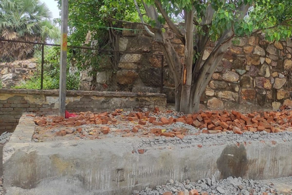 5 लाख रुपये की बर्बादी का जिम्मेदार कौन? राजगीर नगर परिषद ने चबूतरा बनवाया, मलमास मेला के बाद पुरातत्व विभाग ने ढहाया