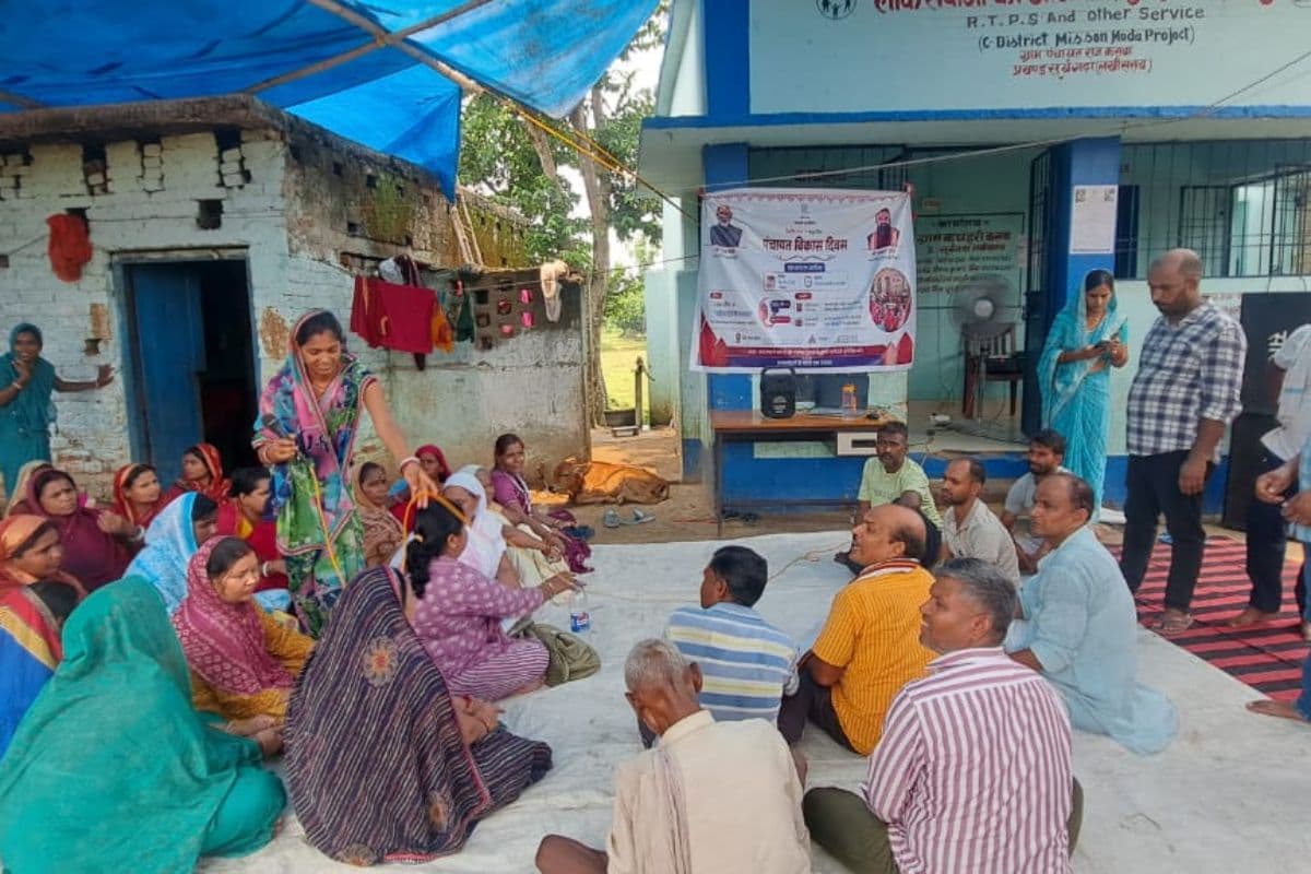कस्बा पंचायत में सड़क पर हुई ग्रामसभा, पंचायत सरकार भवन नहीं बनने से ग्रामीणों में आक्रोश
