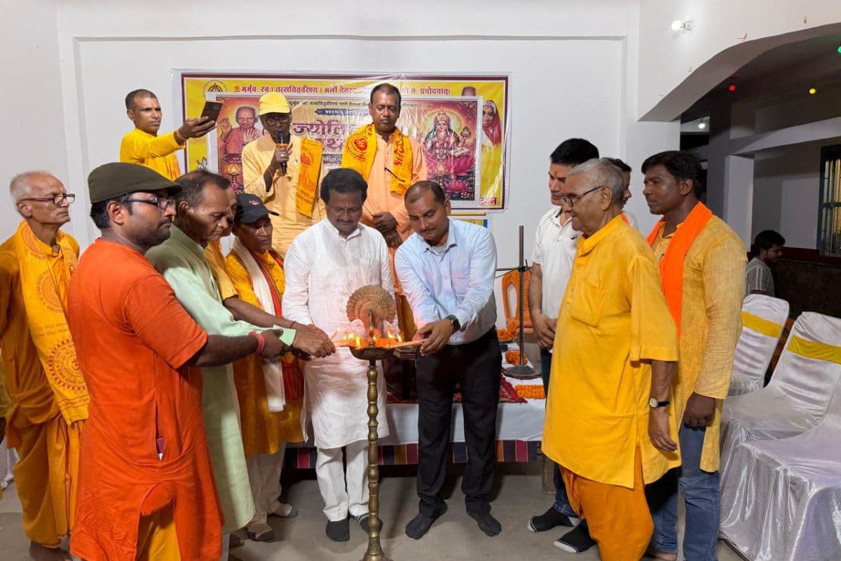 हवेली खड़गपुर में दिव्य ज्योति कलश रथ यात्रा का भव्य स्वागत, दीप महायज्ञ में उमड़ा श्रद्धालुओं का सैलाब हवेली खड़गपुर में दिव्य ज्योति कलश रथ यात्रा का भव्य स्वागत, दीप महायज्ञ में उमड़ा श्रद्धालुओं का सैलाब
