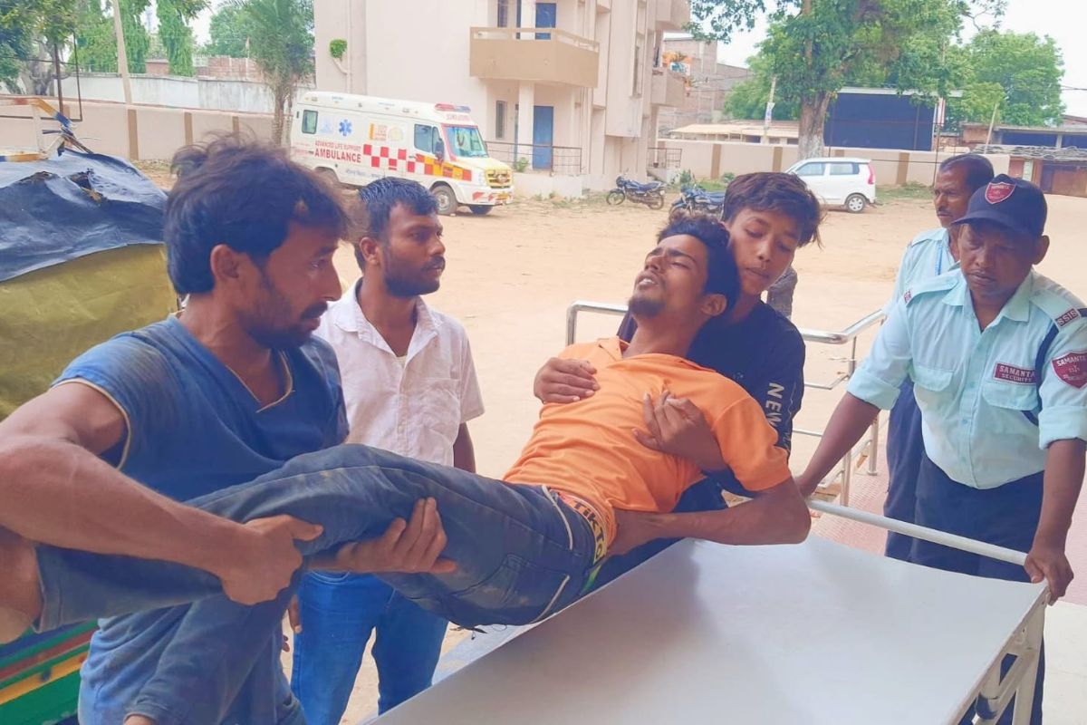 ढलाई की सेंटरिंग टूटने से तीन राजमिस्त्री गंभीर रूप से घायल