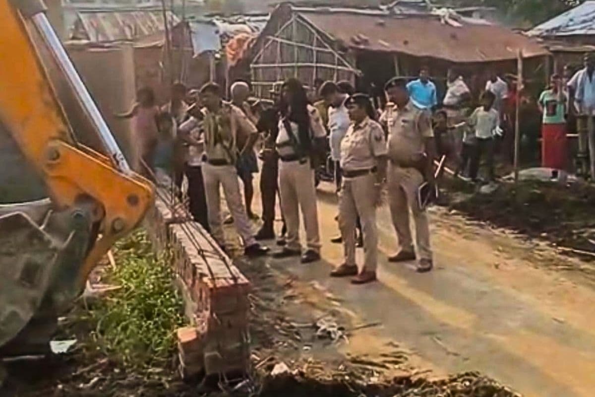 खगड़िया के दिघौन पंचायत में चला बुलडोजर, सरकारी जमीन से हटाया गया अतिक्रमण