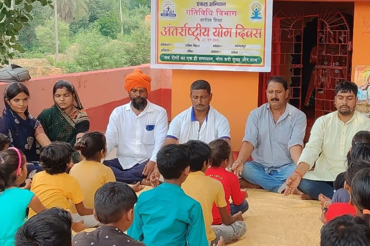 ‘सब रोगों का एक ही समाधान, योग करो सुबह और शाम’, लहरनियां में एकल अभियान का सामूहिक योगाभ्यास
