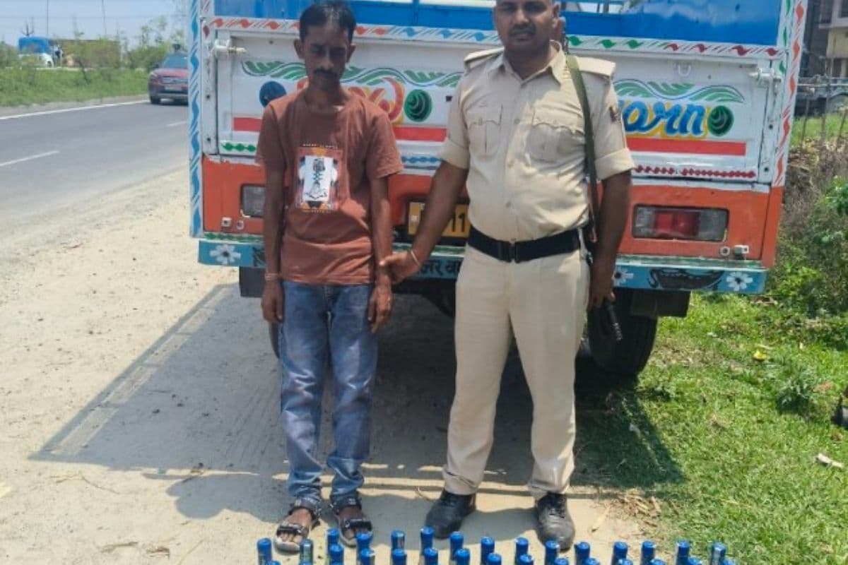 बलरामपुर पुलिस की बड़ी कार्रवाई, पिकअप वैन में तहखाना बनाकर बंगाल से लाई जा रही 288 लीटर विदेशी शराब जब्त, तस्कर गिरफ्तार
