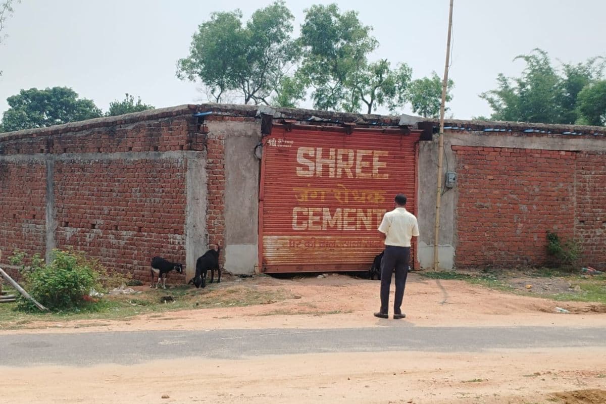 बांका में अवैध महुआ और सरकारी चावल की सूचना पर पहुंची टीम, गोदाम पर लटका मिला ताला