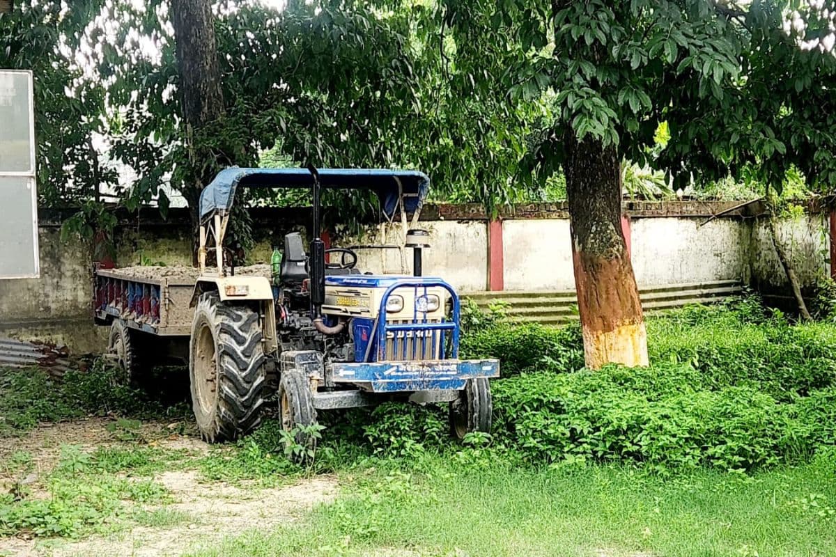 पौआखाली पुलिस ने पकड़ा अवैध खेल, सिमलबाड़ी मार्ग पर बालू लदा ट्रैक्टर जब्त