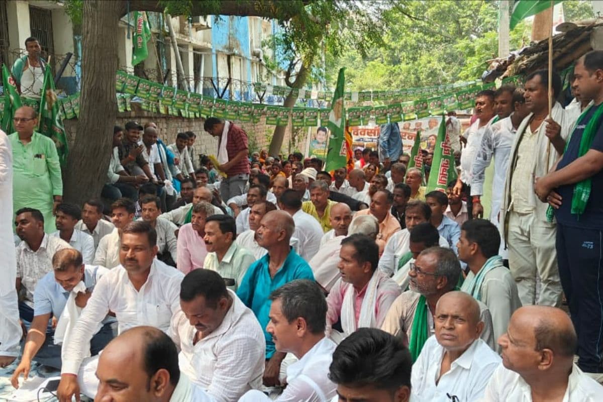 खगड़िया में राजद का धरना, महंगाई-बेरोजगारी और पेपर लीक पर सरकार को घेरा