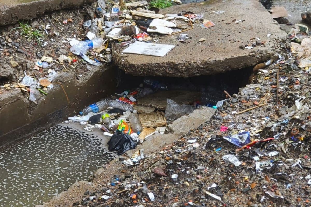 मानसून शुरू, लेकिन नाली सफाई अधूरी! दुर्गा मंदिर के सामने सड़क पर छोड़ी गाद, कलवर्ट में अब भी भरा है कचरा