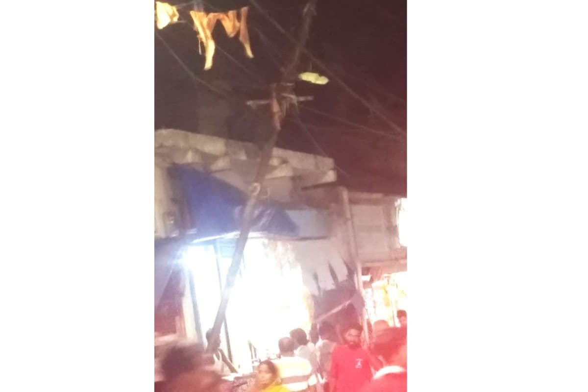 सुलतानगंज मुख्य चौक पर झुका पोल बना खतरा: हटाने की तैयारी में जुटा बिजली विभाग