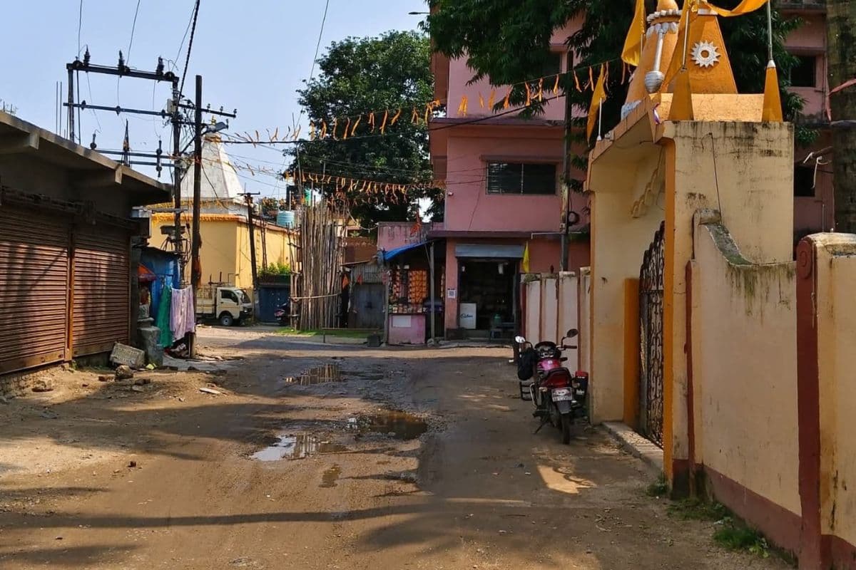 आस्था के मार्ग पर बदहाली, ठाकुरगंज जगन्नाथ मंदिर के सामने बह रहा नाले का गंदा पानी, श्रद्धालु परेशान