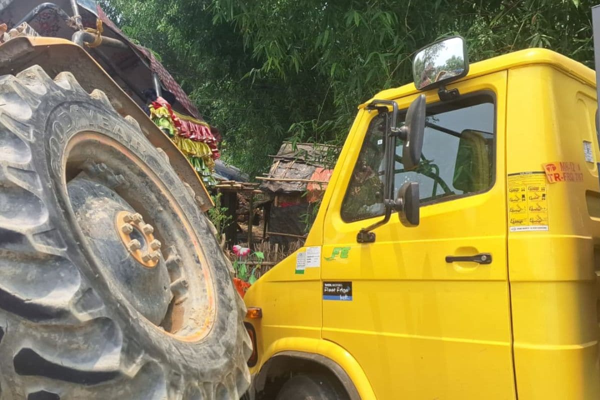 NH 31 पर ट्रक-ट्रैक्टर की भीषण टक्कर, बाल-बाल बचा झोपड़ी में रह रहा परिवार