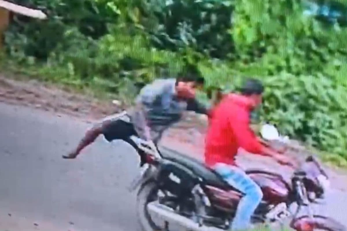 दिनदहाड़े आई क्लिनिक के सामने से बाइक चोरी, CCTV कैमरे में कैद हुई पूरी वारदात