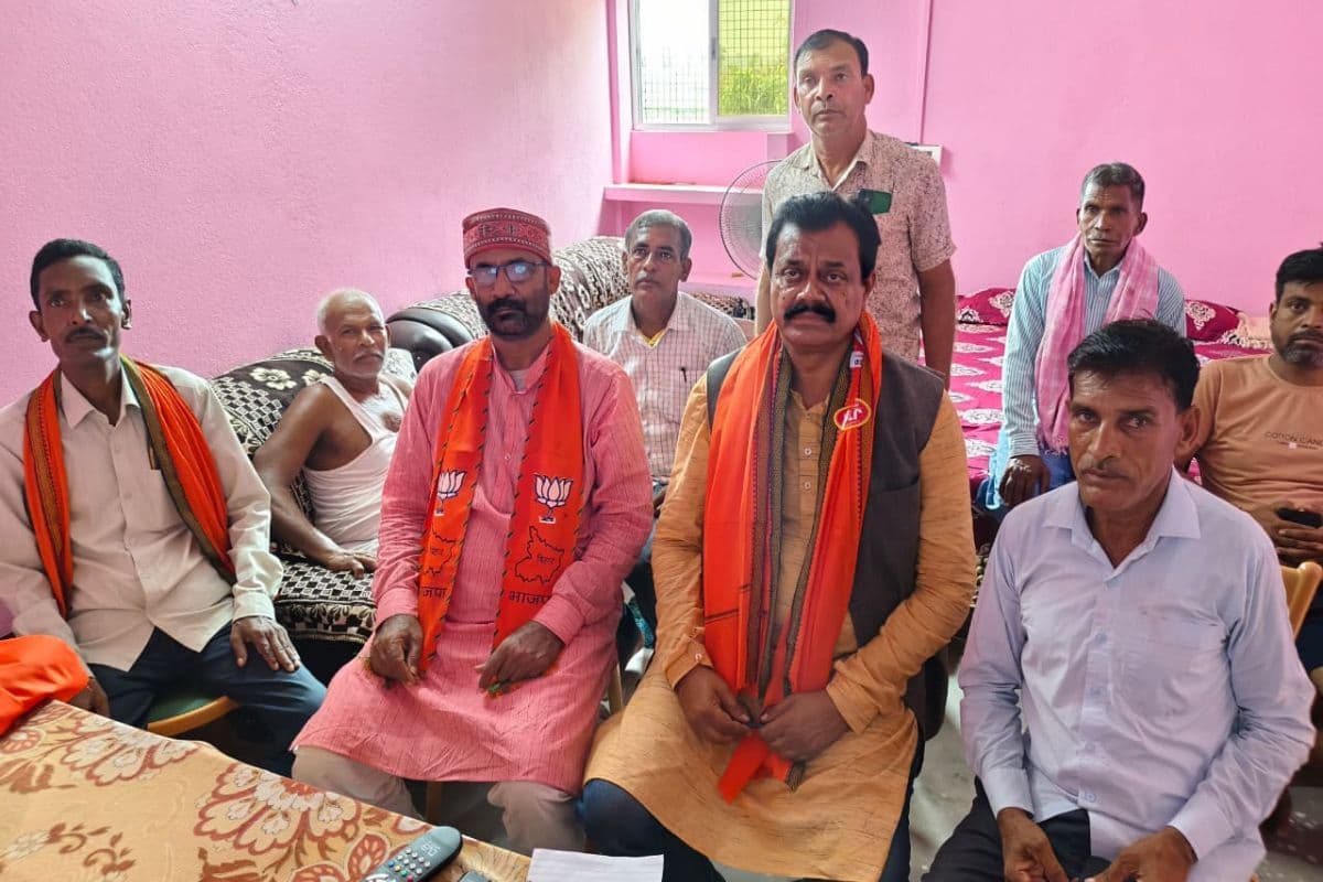 जमुई के बूथ पर ग्रामीणों ने सुनी पीएम मोदी की मन की बात, नालंदा से आत्मनिर्भर भारत तक का मिला संदेश जमुई के बूथ पर ग्रामीणों ने सुनी पीएम मोदी की मन की बात, नालंदा से आत्मनिर्भर भारत तक का मिला संदेश