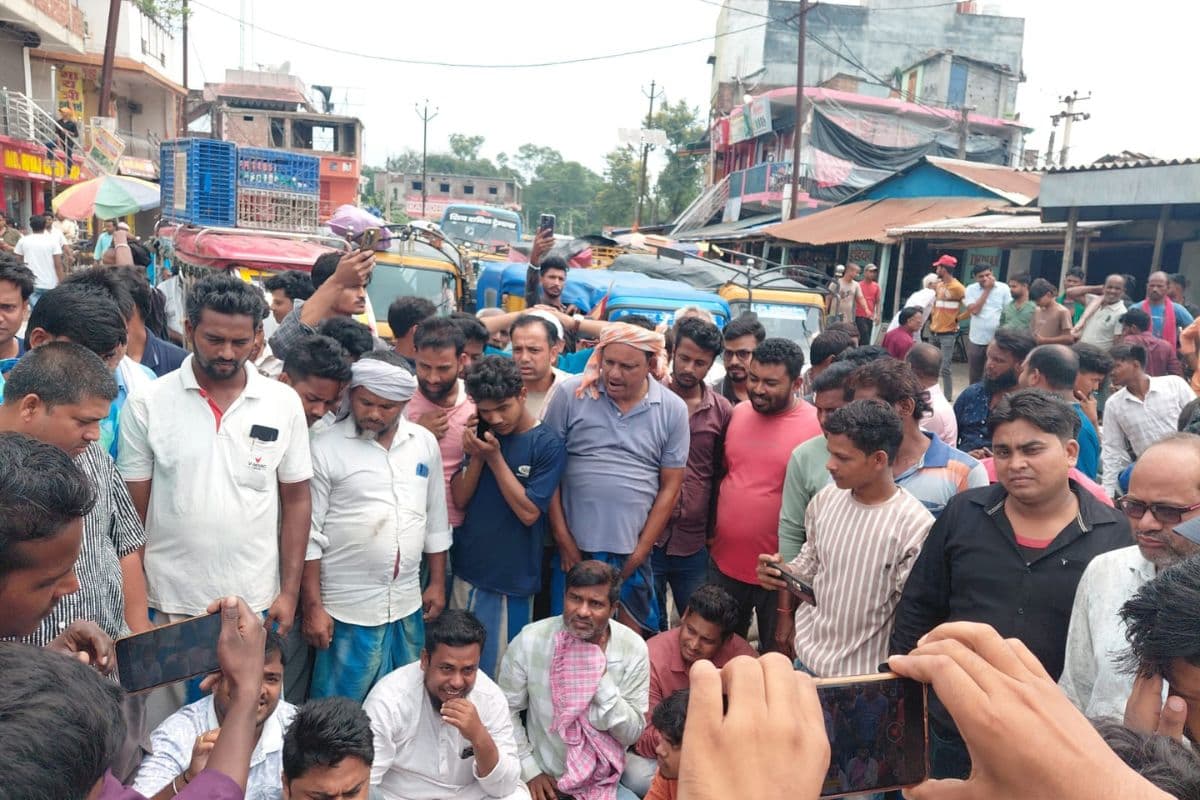 कोढ़ा में बिजली संकट पर फूटा जनआक्रोश, NH-81 पर 3 घंटे चला चक्का जाम