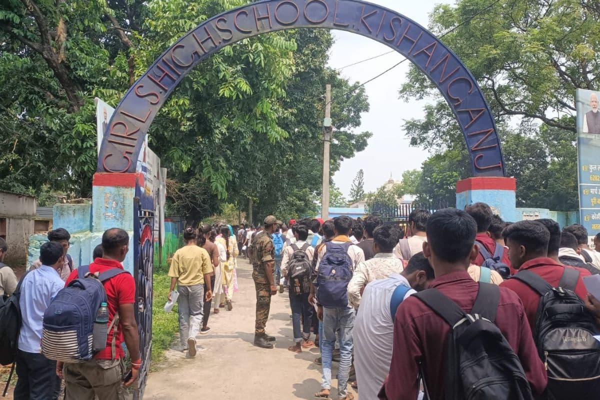 किशनगंज में कड़ी सुरक्षा के बीच संपन्न हुई सिपाही भर्ती परीक्षा: 10 केंद्रों पर दो पालियों में मुस्तैद रहा प्रशासन